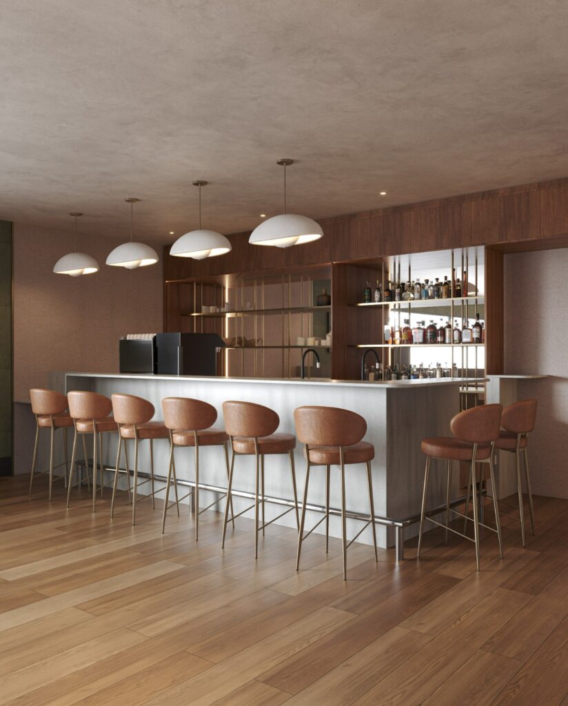 Balcão de bar minimalista com banquetas altas de couro marrom, prateleiras de bebidas espelhadas e luminárias pendentes brancas.